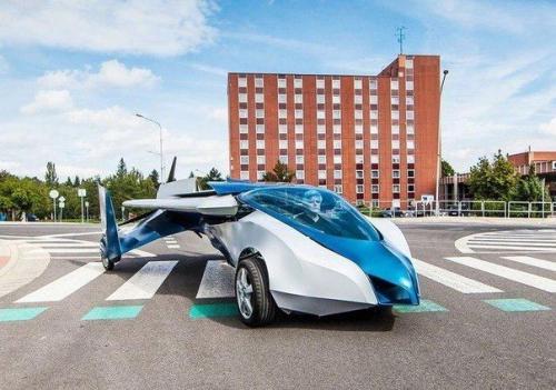 Двухместный родстер может выжать на дороге больше 160 километров, а в воздухе - все 200. 02