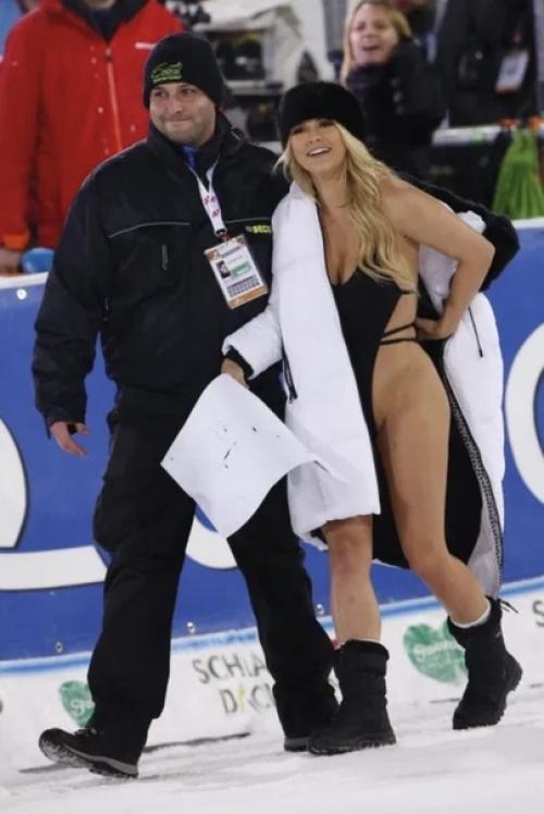 Модель из Америки, кинси волански, решила почтить память Коби Брайанту, своеобразным способом. 02