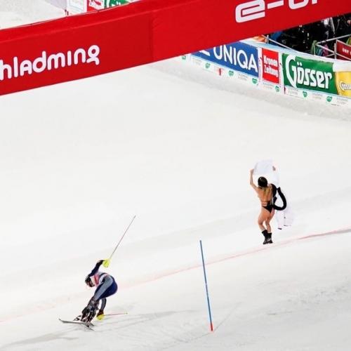 Модель из Америки, кинси волански, решила почтить память Коби Брайанту, своеобразным способом. 03