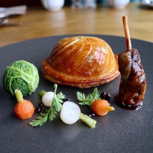 Красиво.  Аппетитно.  Попробовать захотелось только вареники/пельмени с грибами, ну и еще конфетки. 04