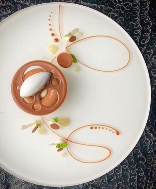 Красиво.  Аппетитно.  Попробовать захотелось только вареники/пельмени с грибами, ну и еще конфетки. 07