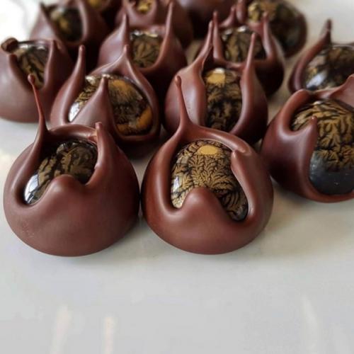 Красиво.  Аппетитно.  Попробовать захотелось только вареники/пельмени с грибами, ну и еще конфетки. 09