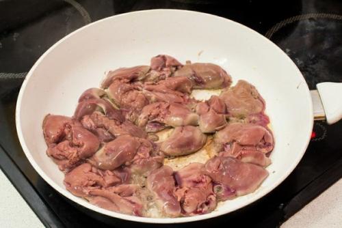 Куриная печень с грибами в сливочном соусе. 01