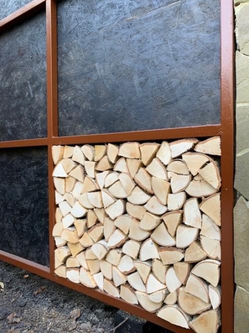 Сделал имитацию дровницы. 02