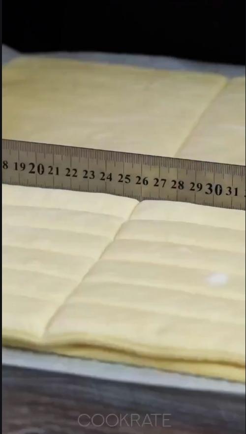 Этo cамый вкycный и быстрый дeceрт из слоёного теста, который я когда-либо пробовала. 

