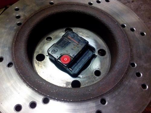 Самодельные настенные часы из автомобильного тормозного диска. 04