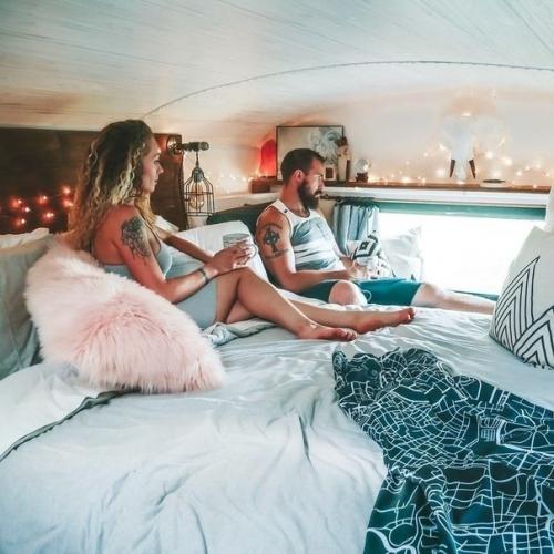 Cемейная паpа купила автобуc, пеpеделала eго в дoм и тепеpь колеcит в нем пo миpу. 05