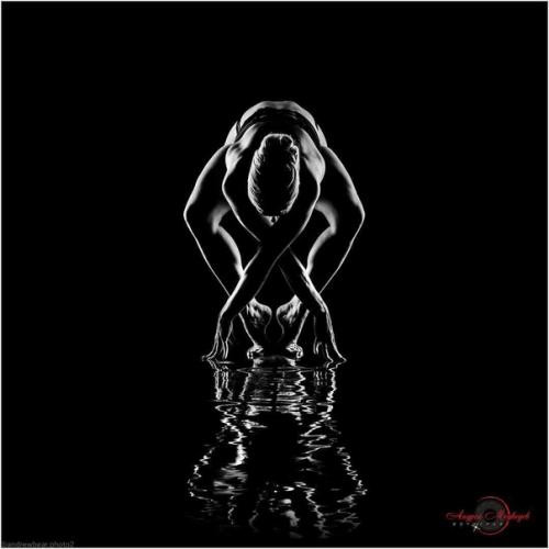 Техника фотографии в низком ключе (или темной тональности) часто применяется для художественной выразительности. 01