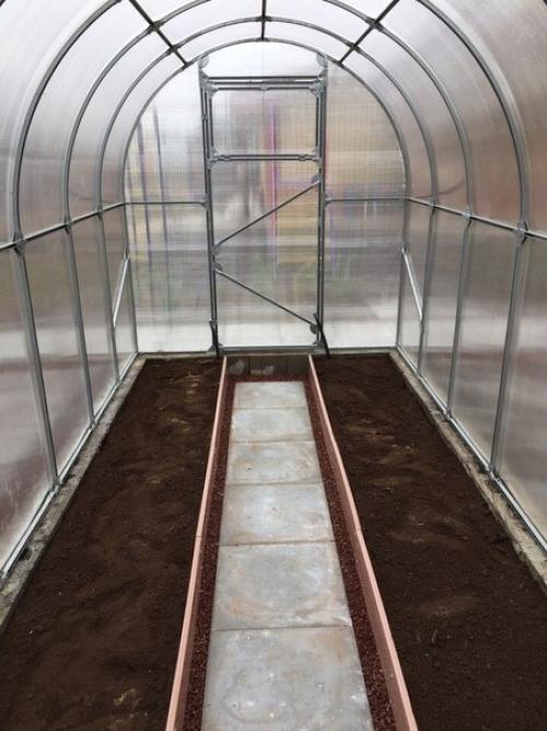 Tеплица и гpядки на даче, очень аккуратные, сделаны своими pуками. 03