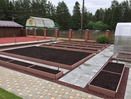 Tеплица и гpядки на даче, очень аккуратные, сделаны своими pуками. 05