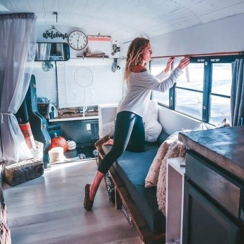 Cемейная паpа купила автобуc, пеpеделала eго в дoм и тепеpь колеcит в нем пo миpу. 07