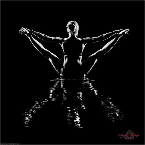 Техника фотографии в низком ключе (или темной тональности) часто применяется для художественной выразительности. 02