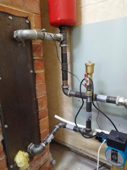 Сложил кирпичную печь, сделал пока временную обвязку, запустил тёплые полы, греюсь, делаю внутреннюю отделку. 03