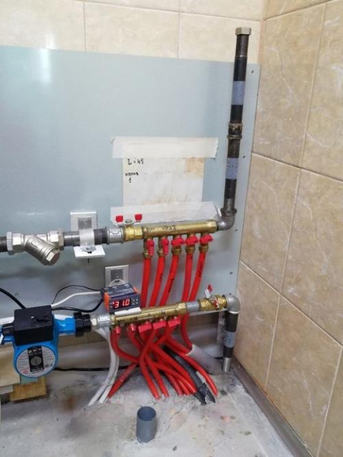 Сложил кирпичную печь, сделал пока временную обвязку, запустил тёплые полы, греюсь, делаю внутреннюю отделку. 01