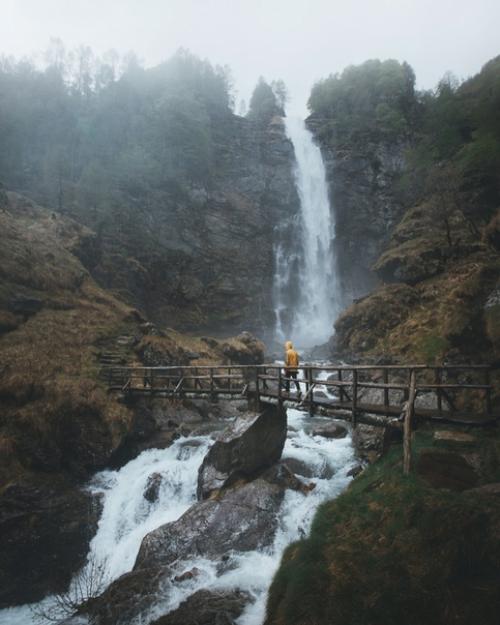 Драматичная атмосферная обработка пейзажа в Lightroom в модных коричневых Moody тонах в стиле популярного немецкого фотографа. 03