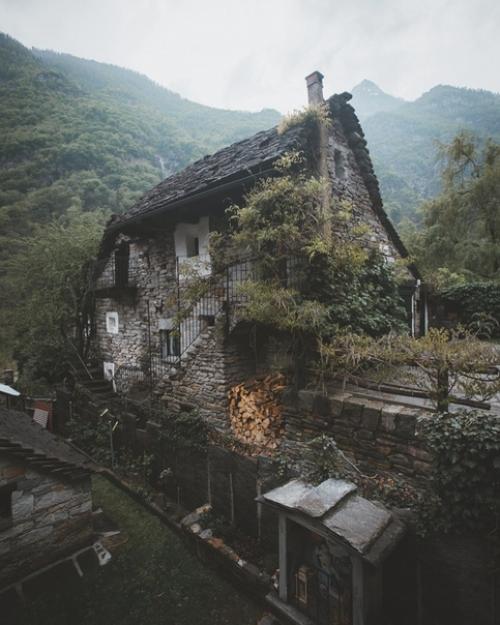 Драматичная атмосферная обработка пейзажа в Lightroom в модных коричневых Moody тонах в стиле популярного немецкого фотографа. 02