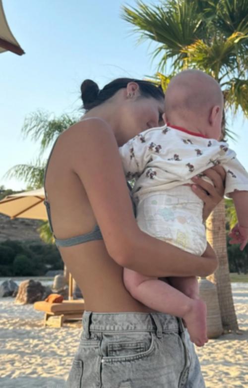 Александр Петров вместе с женой Викторией и маленьким сыном Федором устроил романтический семейный отдых на солнечном курорте. 02