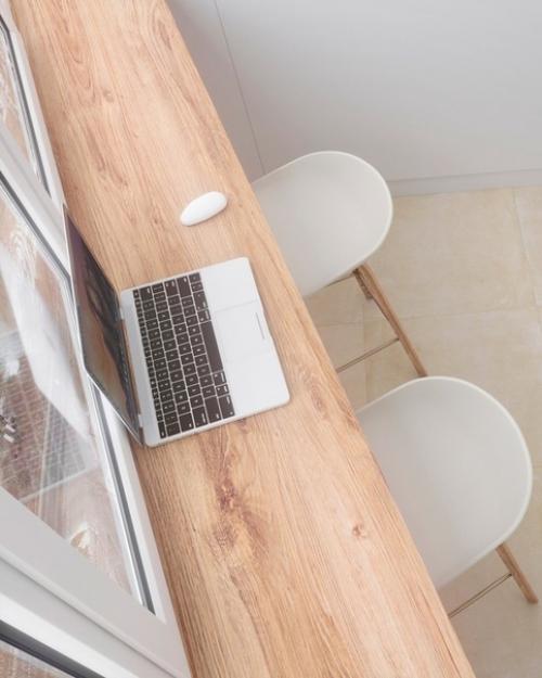 Несколько ракурсов легкого и светлого интерьера лоджии, площадью 4, 3 метра. 02