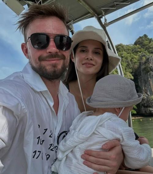 Александр Петров вместе с женой Викторией и маленьким сыном Федором устроил романтический семейный отдых на солнечном курорте.  