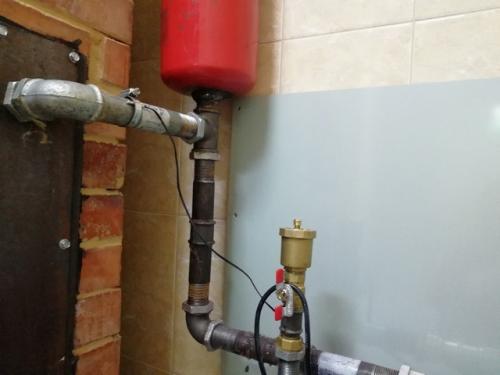 Сложил кирпичную печь, сделал пока временную обвязку, запустил тёплые полы, греюсь, делаю внутреннюю отделку. 06