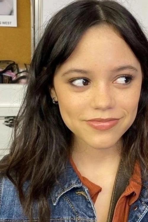 Дженна ортега активно готовится к выходу второго сезона сериала Уэнсдэй. 01