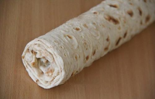 Рулет из лаваша с крабовыми палочками и огурцом. 05 Рулет из лаваша с крабовыми палочками и огурцом. 05