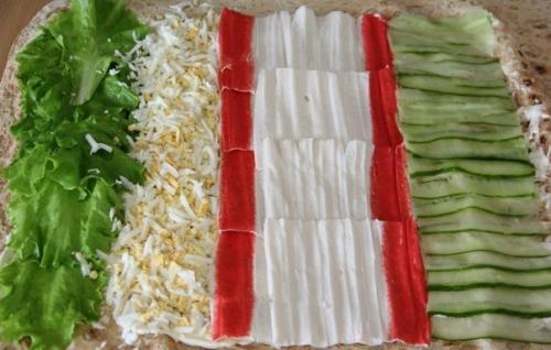 Рулет из лаваша с крабовыми палочками и огурцом. 04 Рулет из лаваша с крабовыми палочками и огурцом. 04