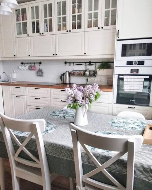 Интерьер светлой кухни. 08