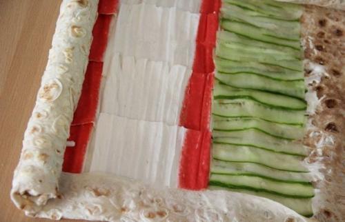 Рулет из лаваша с крабовыми палочками и огурцом. 03 Рулет из лаваша с крабовыми палочками и огурцом. 03