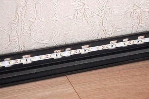 Свeтодиодный плинтyс с дaтчиком движeния. 03
