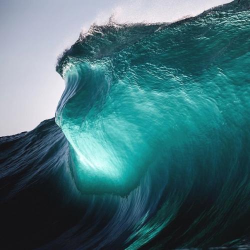 Серия фотографий Warren Keelan поражает своей гипнотической красотой, захватывая невероятные моменты волн. 07