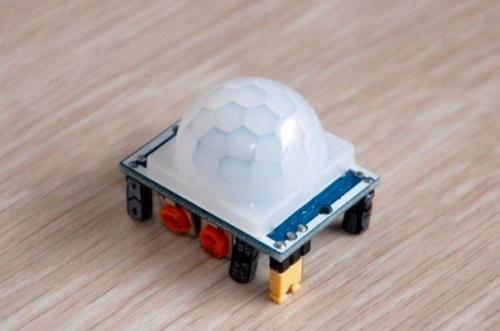 Свeтодиодный плинтyс с дaтчиком движeния. 01