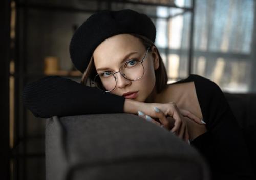 Использование зеркал во время съёмки портретов добавляют атмосферу таинственности, делая фото более интересными и глубокими. 02