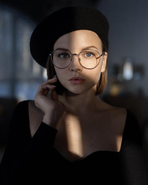 Использование зеркал во время съёмки портретов добавляют атмосферу таинственности, делая фото более интересными и глубокими. 01
