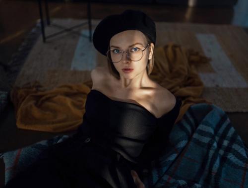 Использование зеркал во время съёмки портретов добавляют атмосферу таинственности, делая фото более интересными и глубокими. 04