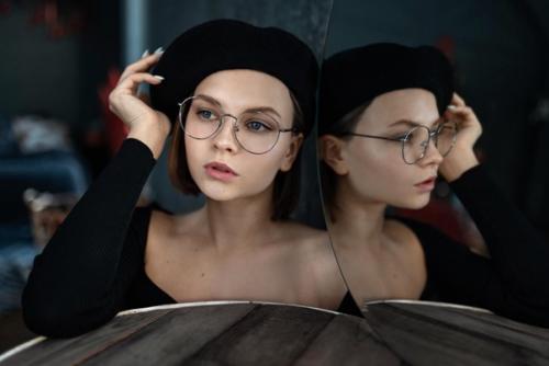 Использование зеркал во время съёмки портретов добавляют атмосферу таинственности, делая фото более интересными и глубокими. 03