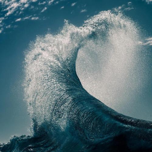 Серия фотографий Warren Keelan поражает своей гипнотической красотой, захватывая невероятные моменты волн. 08