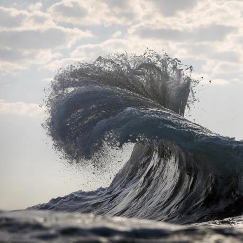 Серия фотографий Warren Keelan поражает своей гипнотической красотой, захватывая невероятные моменты волн. 02