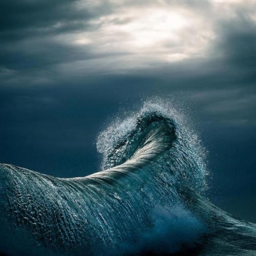 Серия фотографий Warren Keelan поражает своей гипнотической красотой, захватывая невероятные моменты волн. 04