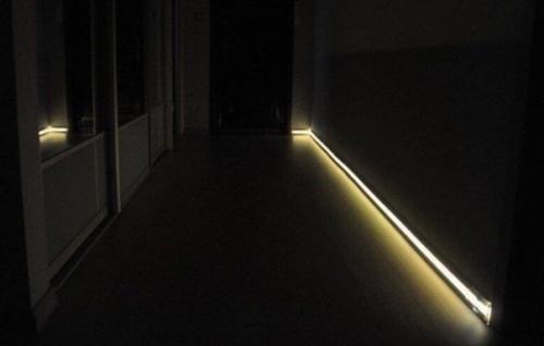 Свeтодиодный плинтyс с дaтчиком движeния. 04