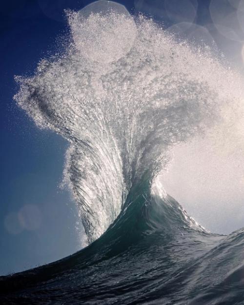 Серия фотографий Warren Keelan поражает своей гипнотической красотой, захватывая невероятные моменты волн. 03