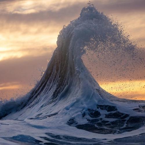 Серия фотографий Warren Keelan поражает своей гипнотической красотой, захватывая невероятные моменты волн. 05