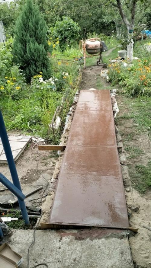 Залили с тестем по участку 30 метров такой дорожки. 05 Залили с тестем по участку 30 метров такой дорожки. 05