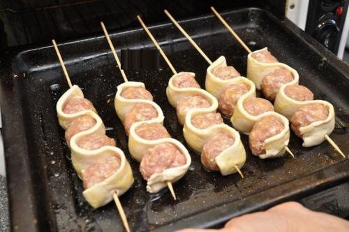 Шашлычки со слоёным тестом на шпажках. 06 Шашлычки со слоёным тестом на шпажках. 06