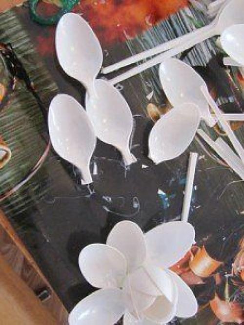 Лилия из пластиковых ложек. 03 Лилия из пластиковых ложек. 03