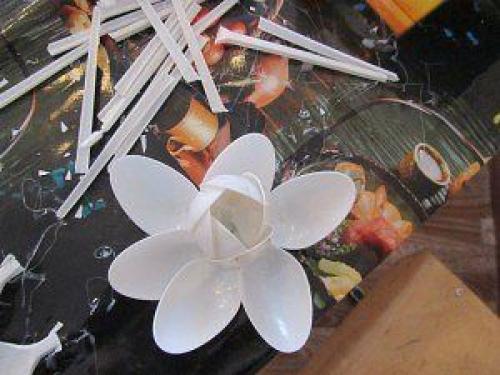 Лилия из пластиковых ложек. 01 Лилия из пластиковых ложек. 01