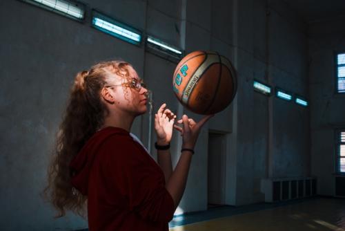 Добрый день!  На среду в первую половину дня нужен стилист - визажист (прическа + макияж. 06