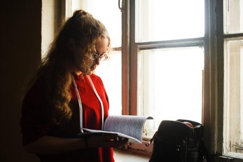 Добрый день!  На среду в первую половину дня нужен стилист - визажист (прическа + макияж. 02