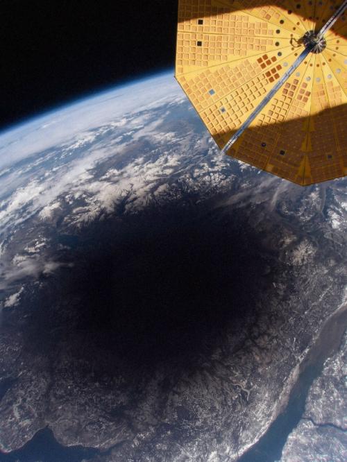 Из космоса полное солнечное затмение выглядит как идеально круглая, медленно ползущая тень по поверхности земли. 04