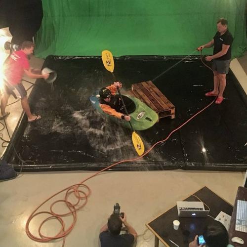 Зачем ехать на реку когда можно снять в помещении как создаются стоковые Active фото. 04